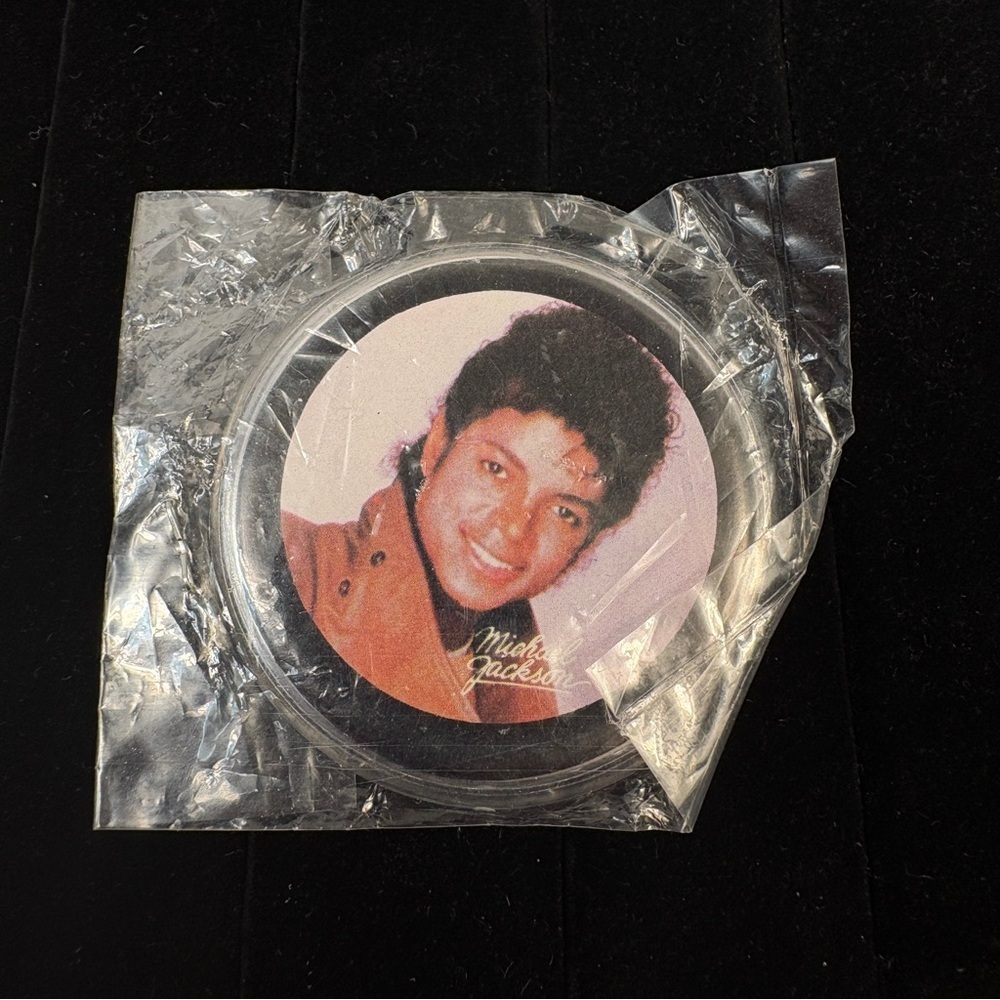 Vintage 1980s Michael Jackson Thriller Era Sealed Photo Button Pin New Old Stock